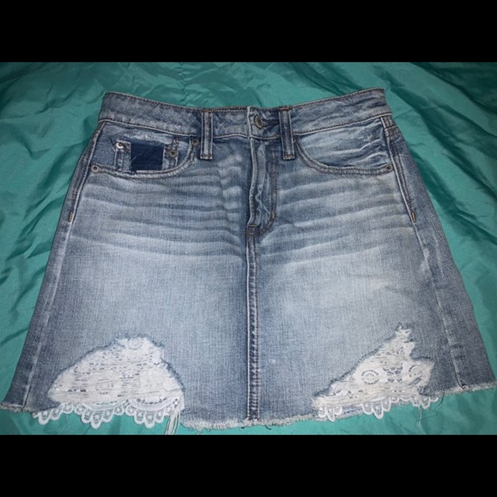 AE Light Wash Denim Skirt Lace Detail //size 2